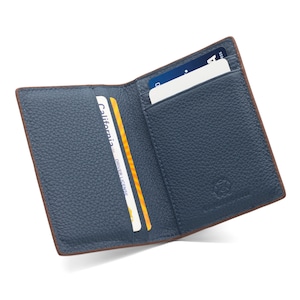 The Tanned Cow- Slim Minimalist Cardholder Wallet para hombres mujeres, Mini Bifold, compacto, frontal (cuero burbuja, marrón chocolate / azul ensign)