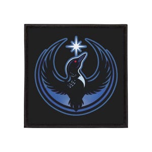 Puede incluir: Parche cuadrado negro con un diseño estilizado de ave en azul y blanco, con una estrella encima. El ave tiene un ojo rojo y se encuentra sobre un fondo degradado azul. El parche tiene un borde negro.