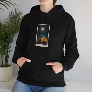 Carte de tarot Five of Wands avec sweat à capuche chats pour les amateurs de tarot et les amoureux des chats