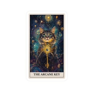 Op de afbeelding: Een sticker met een gedetailleerde illustratie van een kat die een gouden sleutel vasthoudt. De kat heeft groene ogen en een gouden kraag, tegen een kosmische achtergrond. De tekst "THE ARCANE KEY" staat onderaan.