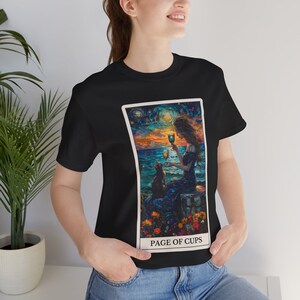 T-shirt in jersey con carte dei tarocchi del Pagina di Coppe