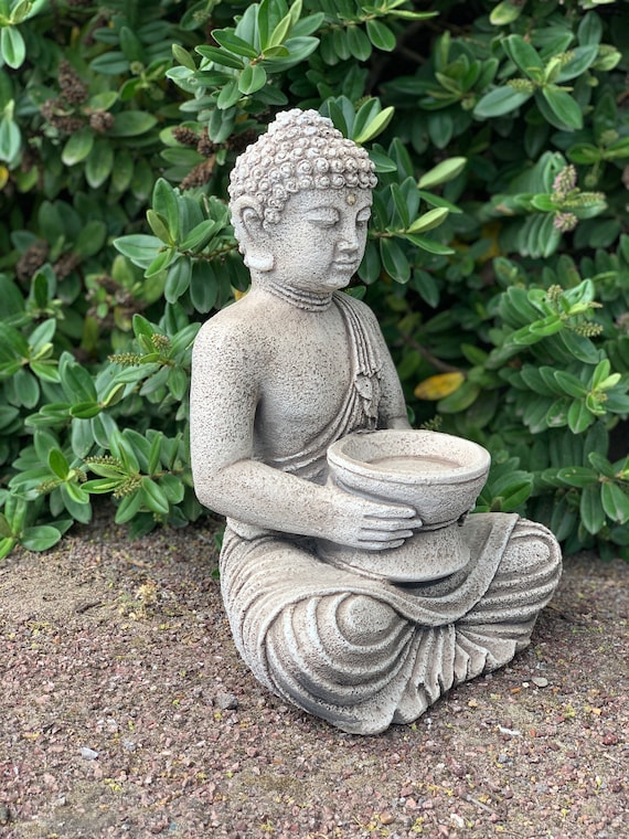 Buddha che medita nella statua del loto Grande scultura da giardino di Buddha  Buddha seduto in cemento Decorazione da giardino Zen Buddha che medita con  la figura del vaso -  Italia