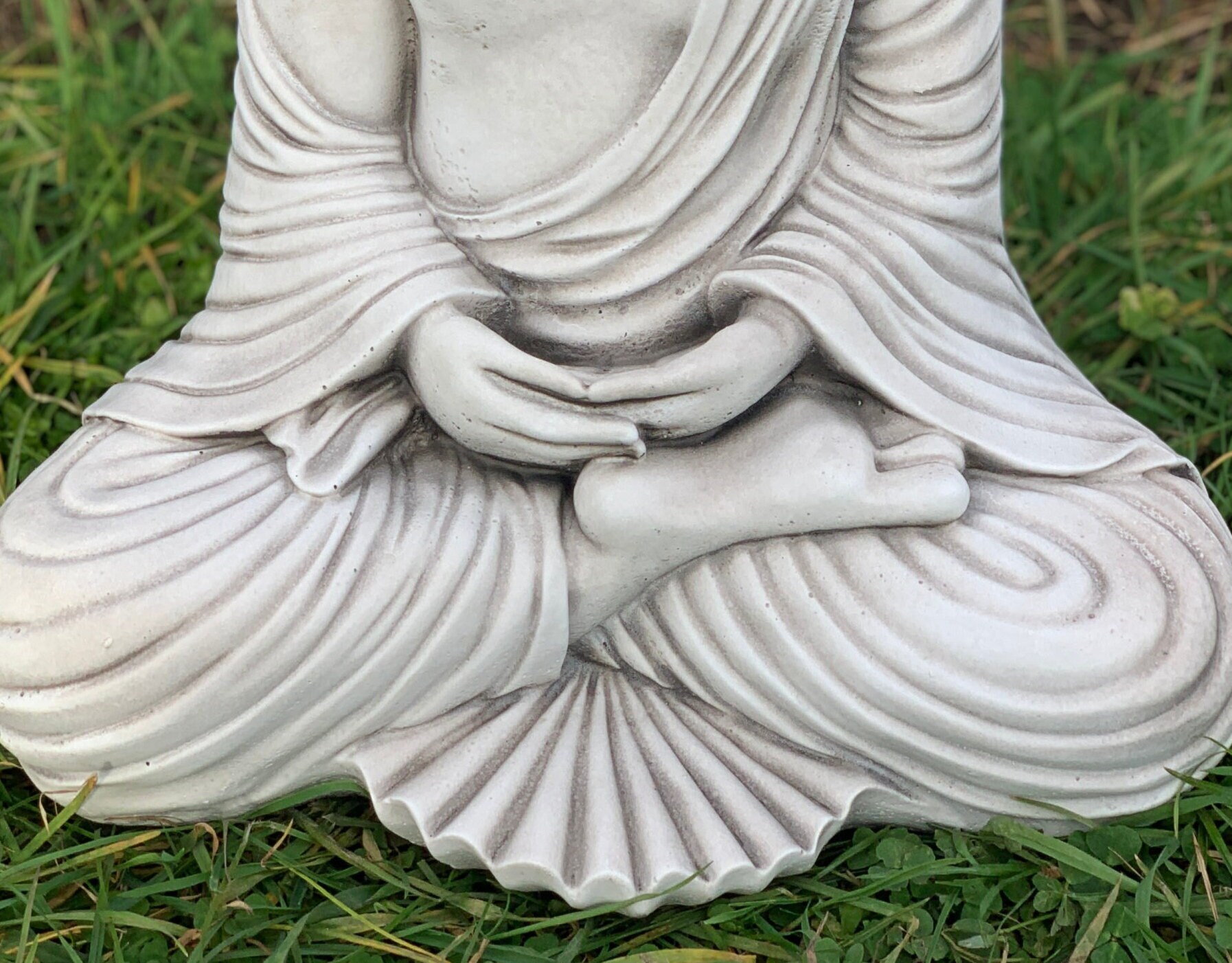Yeomoo Statuetta di Buddha da meditazione, decorazione da giardino per  esterni – Zen Buddha, grande con lampada solare, sfera di vetro, statuette  regalo per mamma/donne, decorazione giapponese per : : Giardino e