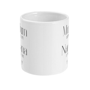 Puede incluir: Taza de cer&aacute;mica blanca con texto negro que dice "Mum", "Nana" y "Mum" en los lados. La taza tiene un dise&ntilde;o sencillo y moderno, perfecta para un regalo. Tama&ntilde;o est&aacute;ndar.