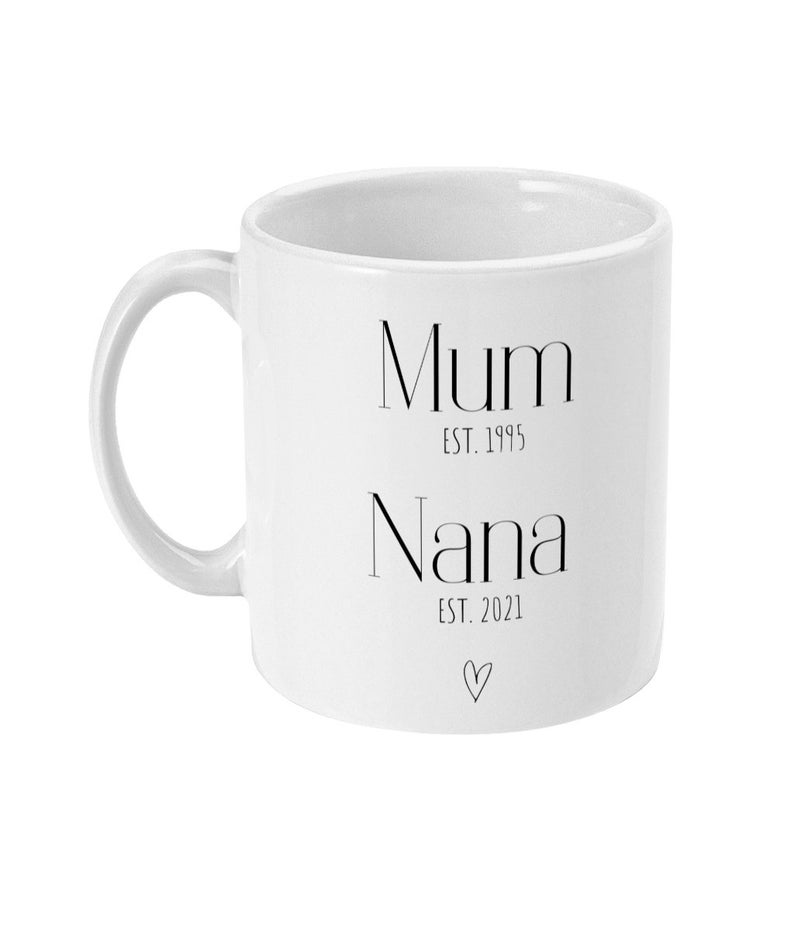 Puede incluir: Taza de cer&aacute;mica blanca con asa curva. La taza presenta las palabras "Mum EST. 1995" encima de "Nana EST. 2021" y un peque&ntilde;o s&iacute;mbolo de coraz&oacute;n. La taza est&aacute; dise&ntilde;ada para una madre y una abuela.