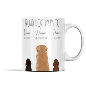 以下が含まれることがあります： 「Proud Dog Mum To」という文字と、3匹の犬が並んでいる白いセラミック製のマグカップ。犬はダックスフント、ゴールデンレトリバー、もう1匹のダックスフント。犬には名前と品種が書かれており、クイン・ダックスフント、ウィニー・ゴールデンレトリバー、ジャスパー・ダックスフントとなっている。
