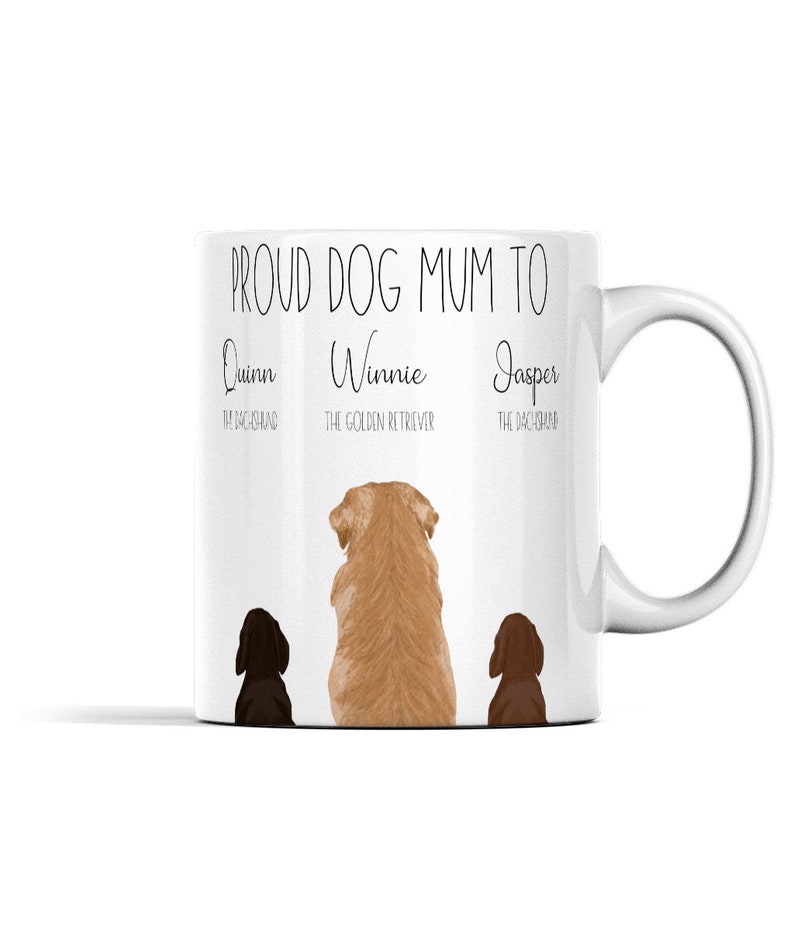 以下が含まれることがあります： 「Proud Dog Mum To」という文字と、3匹の犬が並んでいる白いセラミック製のマグカップ。犬はダックスフント、ゴールデンレトリバー、もう1匹のダックスフント。犬には名前と品種が書かれており、クイン・ダックスフント、ウィニー・ゴールデンレトリバー、ジャスパー・ダックスフントとなっている。