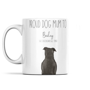 以下が含まれることがあります： 白いセラミック製のマグカップに、黒い文字で「Proud Dog Mum to Bailey the Staffordshire Bull Terrier」と書かれています。マグカップには、スタッフォードシャー・ブルテリアの白黒のイラストが描かれています。