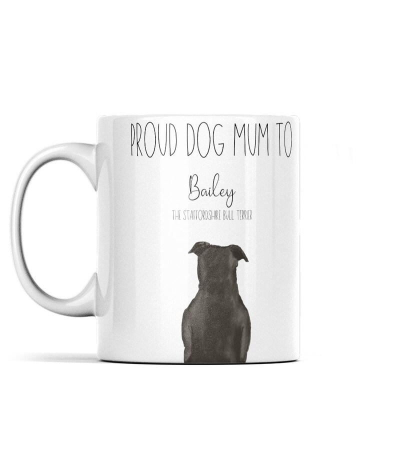 以下が含まれることがあります： 白いセラミック製のマグカップに、黒い文字で「Proud Dog Mum to Bailey the Staffordshire Bull Terrier」と書かれています。マグカップには、スタッフォードシャー・ブルテリアの白黒のイラストが描かれています。