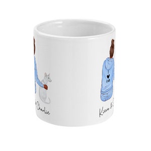 Może przedstawiać: Biały kubek ceramiczny z niebiesko-białym rysunkiem dw&oacute;ch kobiet i kota. Na kubku widnieje napis "Kiera & Charlie".