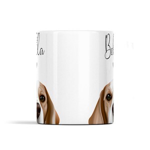 Puede incluir: Taza de cer&aacute;mica blanca con una ilustraci&oacute;n de un perro beagle marr&oacute;n y blanco en ambos lados. El nombre del perro "Bella" est&aacute; escrito en el lado izquierdo de la taza y "Bella" est&aacute; escrito en el lado derecho de la taza.