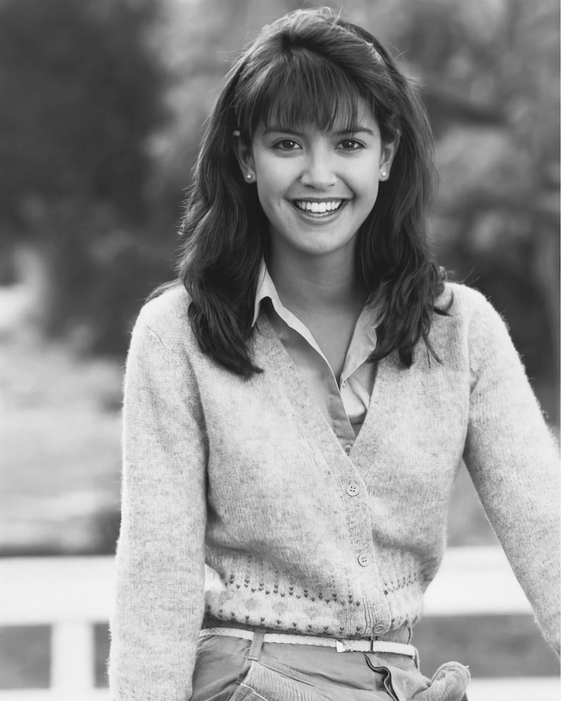 PHOEBE CATES 8x10 Celebrity Photo Photograph image 1