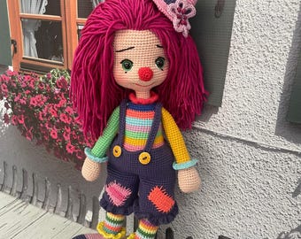 Bambola amigurumi a forma di pagliaccio all'uncinetto: peluche fatto a mano in cotone biologico