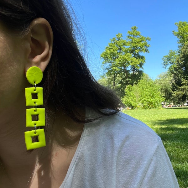 Boucles d'oreilles fait main vert / jaune néon, pâte polymère, carreaux