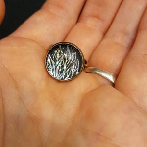 Bague cabochon noir holographique faite à la main
