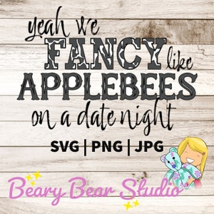 Puede incluir: Un diseño digital con un patrón de estampado de vaca con el texto "yeah we FANCY like APPLEBEES on a date night" en texto negro. El texto "SVG | PNG | JPG" está debajo del texto principal. El diseño está sobre un fondo de veta de madera con un oso de dibujos animados sosteniendo un oso con estampado azul y blanco. El texto "Beary Bear Studio" está en la parte inferior del diseño en texto rosa.