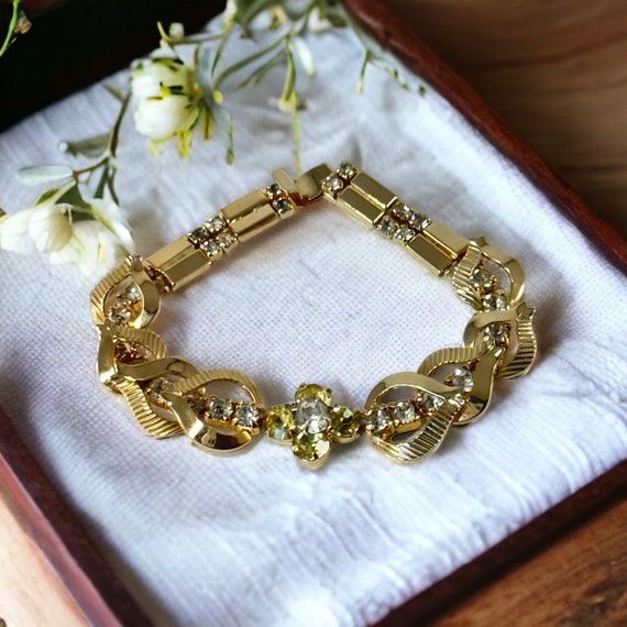 Vintage Sarah Coventry Gold Tone & Rhinestones Fl… - image 5