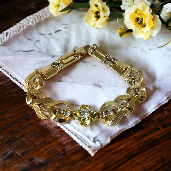 Vintage Sarah Coventry Gold Tone & Rhinestones Fl… - image 2