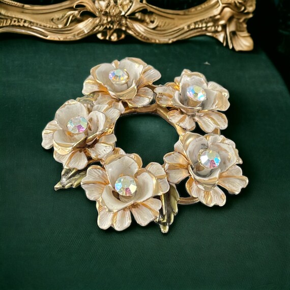 Vintage Coro White Enamel & Gold Tone Flower Wrea… - image 4