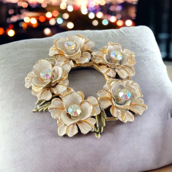 Vintage Coro White Enamel & Gold Tone Flower Wrea… - image 3