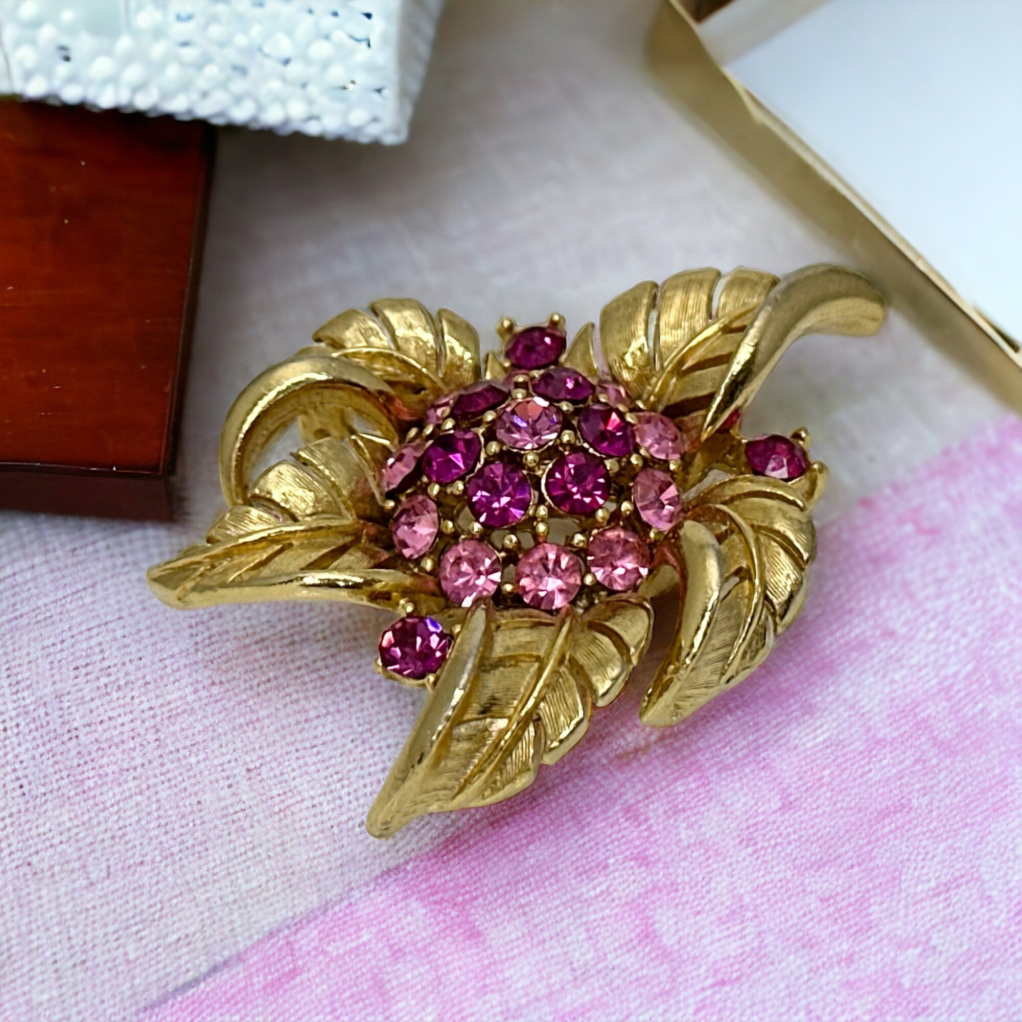 Vintage Lisner Oversized Pink Floral Brooch Vintage Lisner Oversized Pink Floral Brooch main image 4