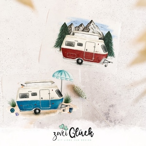 Könnte beinhalten: Aquarellillustrationen von zwei Vintage-Wohnwagen. Einer ist rot und weiß mit Bergen im Hintergrund, der andere blau und weiß mit einer Strandszene. Das Bild enthält den Text "zwei Glück" in einer Schreibschrift.