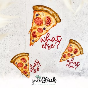 Könnte beinhalten: Aquarellillustrationen von Pizzastücken mit Peperoni, Tomaten und Oliven. Jedes Stück ist mit dem Satz "what else?" in roter Schrift versehen. Die Bilder befinden sich auf einem weißen, strukturierten Hintergrund.