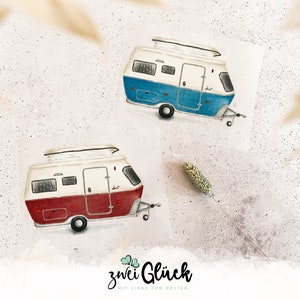 Könnte beinhalten: Zwei Aquarellillustrationen von Vintage-Wohnwagen. Einer ist rot und weiß, der andere blau und weiß. Beide haben ein Pop-up-Dach und sind vor einem gesprenkelten weißen Hintergrund platziert. Der Text "zwei Glück" befindet sich unten.