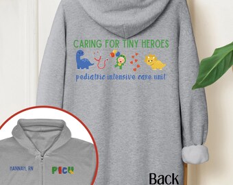 PICU Zip Up Kapuzen-Sweatshirt Pädiatrische Intensivstation Krankenschwester RN Atemtherapeutin Full Zipper Hoodie Jacke Caring Tiny Heroes Dino
