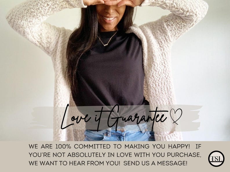 Op de afbeelding: Een vrouw draagt een witte, pluche cardigan over een zwart t-shirt en een blauwe jeans. De tekst "Love it Guarantee" is in zwart geschreven met een hartje. De tekst eronder luidt "We are 100% committed to making you happy! If you're not absolutely in love with your purchase, we want to hear from you! Send us a message!" met een logo dat "TSL" zegt.