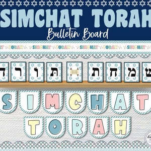 Puede incluir: Un tablero de anuncios decorado para Simchat Torá, una festividad judía. El tablero presenta una pancarta con las palabras "Simchat Torá" en letras de colores, un estante de madera con letras hebreas y un rollo de la Torá, y un borde con estampado azul y blanco.