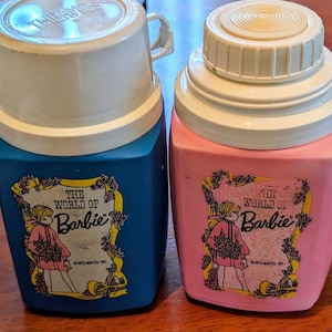 Lote 2 termos vintage de Barbie World 1973, color azul y rosa, de Mattel, de 8 onzas, para niños de los años 70