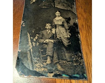 Antiek Victoriaans tijdperk eind jaren 1800 Tintype foto man en vrouw stel 2 x 3,5 inch