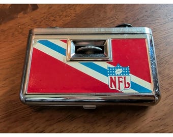 Prismáticos plegables pequeños de mano con temática deportiva de la NFL de Tasco, fabricados en metal en Japón.