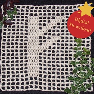 Puede incluir: Un cuadrado de crochet blanco con un diseño en forma de V en el centro. El cuadrado está sobre un fondo negro con hojas verdes alrededor de los bordes. El texto "Descarga digital" está en un círculo rojo en la esquina superior derecha.