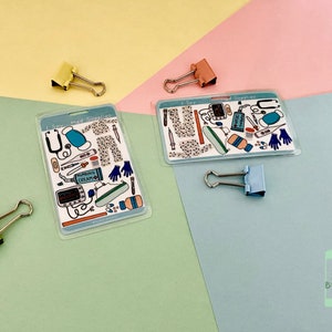 I Spy Med (S5) (de un solo lado) / compañeros de insignia, compañeros de turno, juego, distracción, vida infantil, pediátrico, pediátrico, apoyo psicosocial