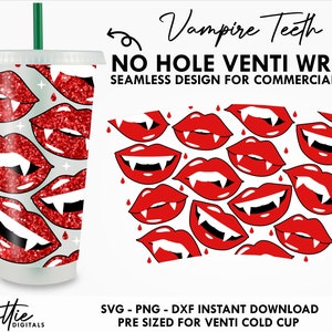 Puede incluir: Vaso frío reutilizable con pajita verde, con un patrón repetido de labios rojos brillantes con colmillos de vampiro. El diseño incluye el texto "Vampire Teeth" y "NO HOLE VENTI WRAP".