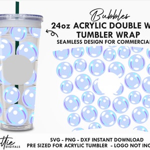 Puede incluir: Un envoltorio transparente para vaso de doble pared de acrílico de 710 ml con un diseño de burbujas. Las burbujas son de color azul claro con detalles en blanco y morado. El vaso tiene una pajita verde y un círculo gris para un logotipo. Las palabras "Bubbles" y "Tumbler Wrap" son visibles.