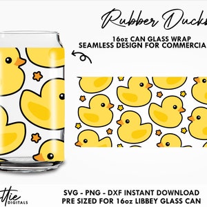 Könnte beinhalten: Ein nahtloses digitales Design mit einem Muster aus gelben Gummibärchen mit schwarzen Umrissen und kleinen gelben Sternen auf weißem Hintergrund. Das Design ist für eine 16 Unzen Libby-Glasdose vorformatiert. Der Text "Rubber Ducks" befindet sich oben im Bild und "16oz CAN GLASS WRAP" und "SEAMLESS DESIGN FOR COMMERCIAL USE" befinden sich unterhalb des Designs.