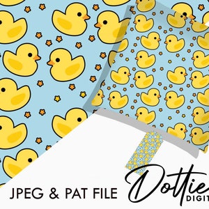 Puede incluir: Un patrón sin costuras con patos de goma amarillos y estrellas naranjas sobre un fondo azul claro. El patrón se repite en una almohada cuadrada y una etiqueta pequeña.