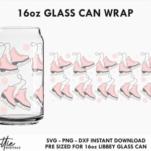 以下が含まれることがあります： 473ml のガラス缶用のピンクのアイススケートのデザイン。デザインは、白いレースと白い雪の結晶のパターンが付いたピンクのアイススケートが複数描かれています。ラップは、473ml のリビーガラス缶用に事前にサイズ調整されています。