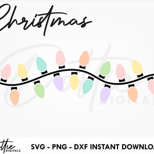 Op de afbeelding: Een kerstverlichting met pastelkleurige kerstlampjes met het woord "Christmas" in cursief erboven.
