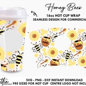Puede incluir: Un envoltorio para taza caliente de 16 onzas con un diseño sin costuras de abejas, tarros de miel, panales y girasoles. El diseño es blanco con acentos amarillos, marrones y negros. El texto "Honey Bees" y "16oz HOT CUP WRAP" está incluido en el diseño. El texto "SEAMLESS DESIGN FOR COMMERCIAL USE" también está incluido en el diseño.