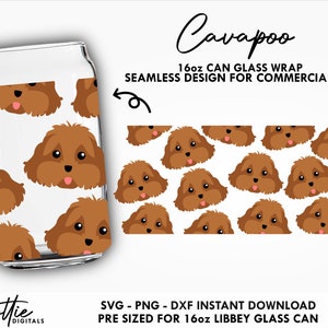 Puede incluir: Un patrón sin costuras de caras de perros Cavapoo marrones sobre un fondo blanco. Este diseño es para una envoltura de vidrio para latas de 473 ml y está predimensionado para una lata de vidrio Libbey.