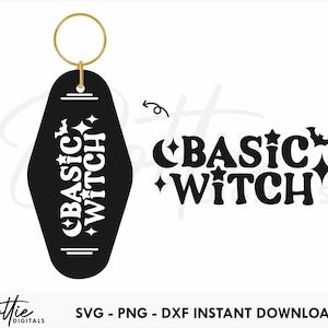 Op de afbeelding: Zwart-wit ontwerp van een motel sleutelhanger met de tekst "Basic Witch" en sterren en een halve maan. Het ontwerp is ook beschikbaar als een aparte afbeelding met de tekst "Basic Witch" en sterren, een halve maan en een vleermuis.