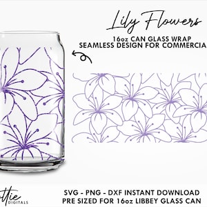 Peut inclure: Téléchargement numérique d'un design d'emballage pour verre de canette de 473 ml avec un motif sans couture de fleurs de lys violettes. Le design est pré-dimensionné pour un verre de canette Libbey de 473 ml. "Lily Flowers" et "16oz CAN GLASS WRAP" sont écrits en noir en haut de l'image.