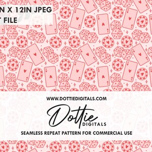 Könnte beinhalten: Ein nahtloses sich wiederholendes Muster mit Spielkarten, Würfeln und Pokerchips in Rottönen auf hellrosa Hintergrund. Das Design enthält den Text "Dottie Digitals" und "Seamless Repeat Pattern for Commercial Use". Das Bild ist 30,48 cm x 30,48 cm groß.