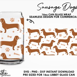 Könnte beinhalten: Ein digitaler Download-Design für eine 473 ml Glas-Dosenverpackung mit einem nahtlosen Muster aus braunen Dackeln, Pfotenabdrücken und Knochenformen auf weißem Hintergrund. Der Text "Sausage Dogs" und "16oz CAN GLASS WRAP" befindet sich oben im Design. Der Text "SEAMLESS DESIGN FOR COMMERCIAL USE" befindet sich unterhalb des Designs. Der Text "SVG - PNG - DXF INSTANT DOWNLOAD" und "PRE SIZED FOR 16oz LIBBEY GLASS CAN" befindet sich unten im Design.