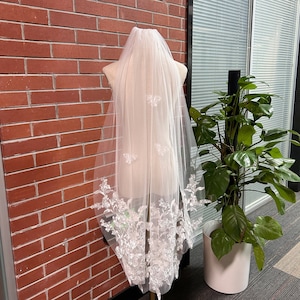 Ivory floral lace veil for bride/Short wedding veil/Single tier veil/Fingertip veil/Classic bridal veil/Veil with blusher/Custom veil