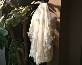 Champagne floral lace veil for bride/Short wedding veil/Single tier veil/Fingertip veil/Classic bridal veil/Veil with blusher/Custom veil